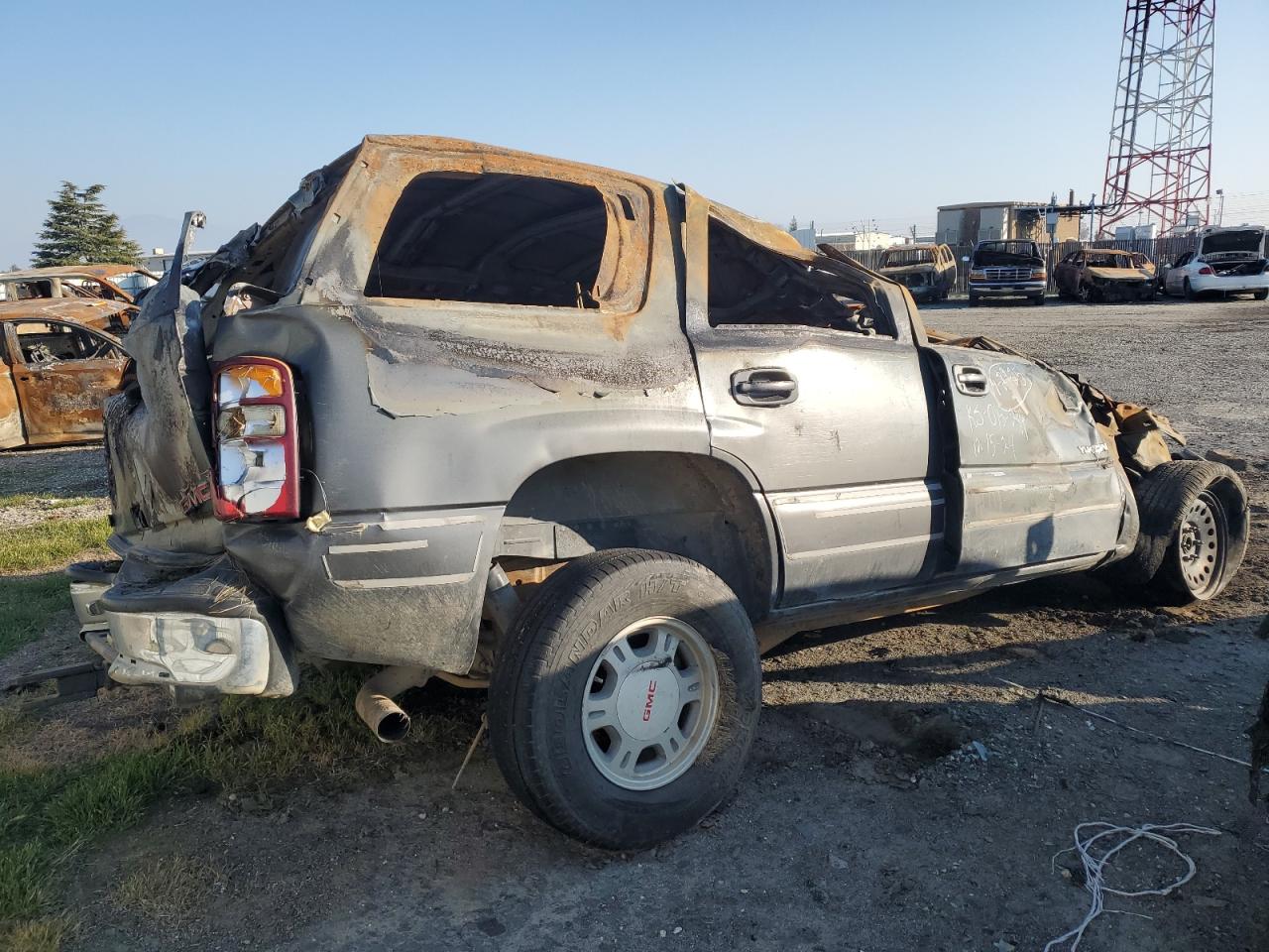 2001 GMC Yukon VIN 1GKEC13V51J286924 Copart auction photo, burn damage thumbnail 3