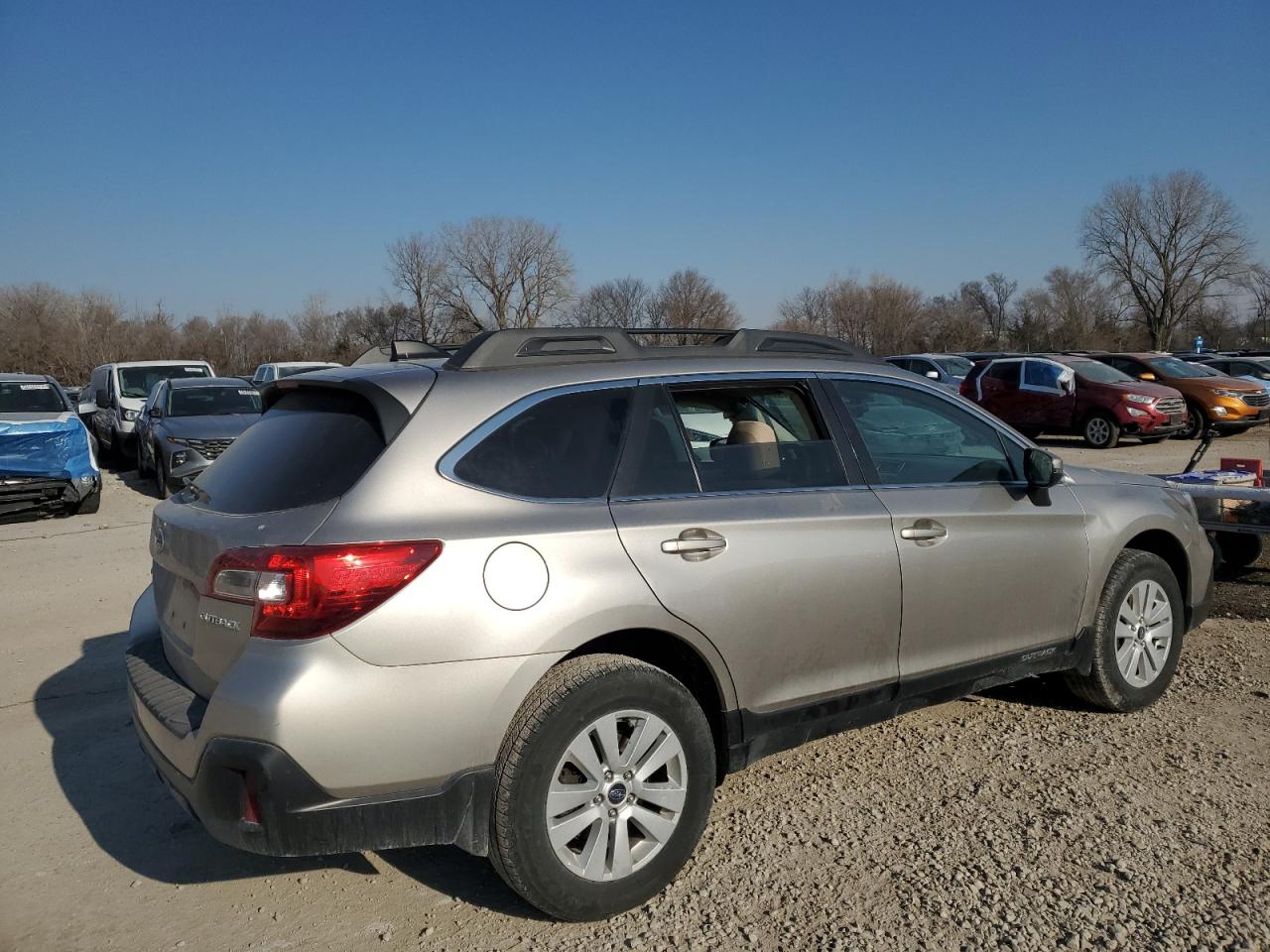 2018 Subaru Outback VIN 4S4BSAFC6J3211970 Copart auction photo, front end / side damage thumbnail 3