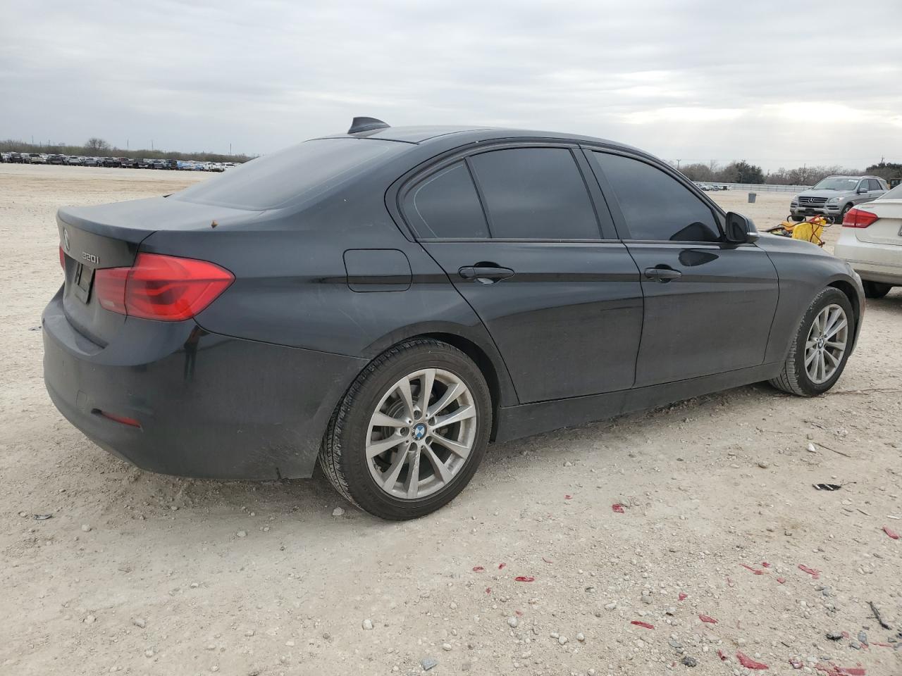 2016 BMW 3er VIN WBA8E1G51GNT37654 Copart auction photo, front end / minor dent/scratches damage thumbnail 3