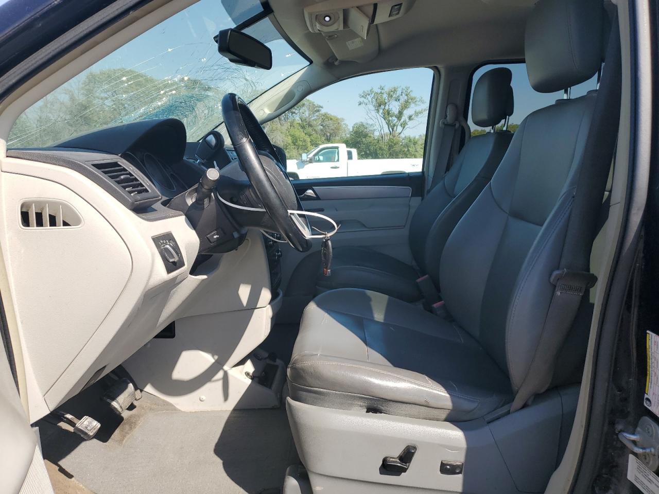 2011 Volkswagen Routan VIN 2V4RW3DG9BR717347 Copart auction photo, front end / top/roof damage thumbnail 7