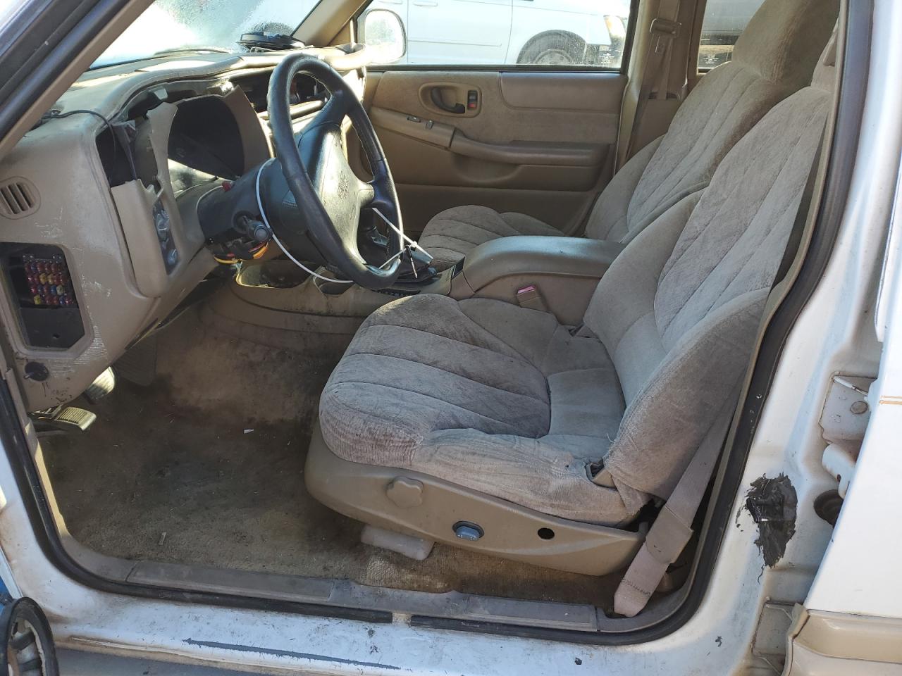 1998 GMC Jimmy VIN 1GKCS13WXW2516025 Copart auction photo, front end / mechanical damage thumbnail 7