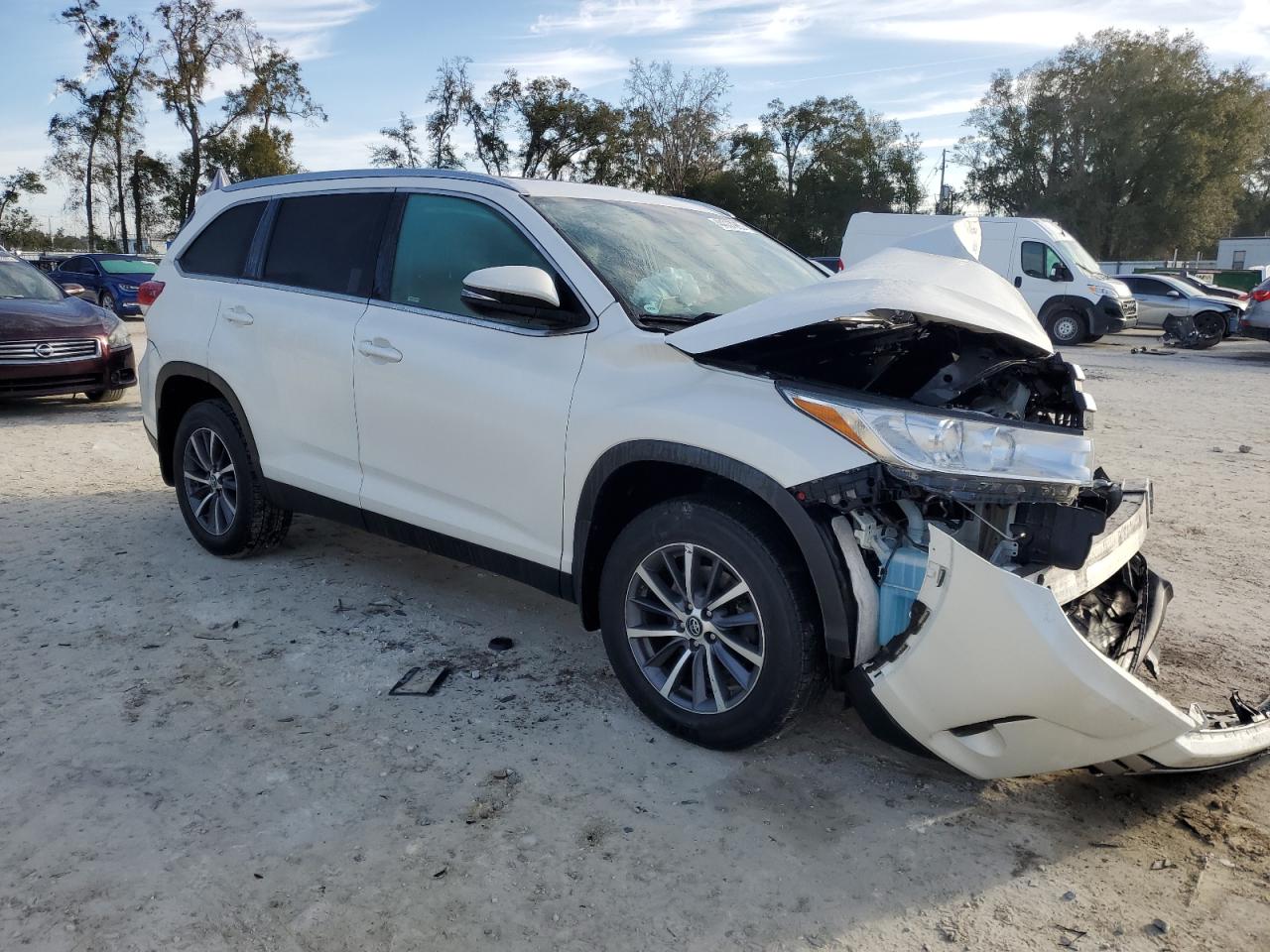 2019 Toyota Highlander VIN 5TDJZRFH4KS587170 Copart auction photo, front end / minor dent/scratches damage thumbnail 4