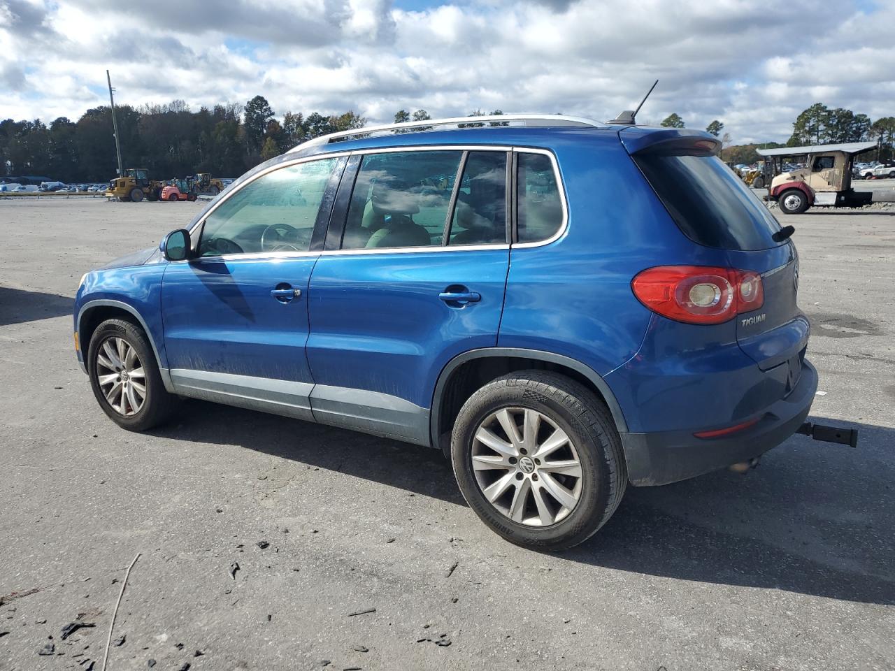 2010 Volkswagen Tiguan VIN WVGAV7AX7AW503545 Copart auction photo, front end / undercarriage damage thumbnail 2