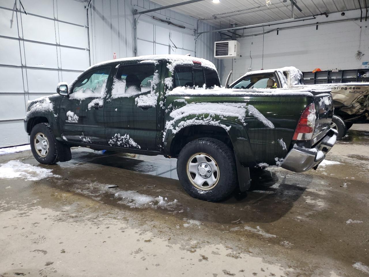 2014 Toyota Tacoma VIN 3TMLU4EN9EM136595 Copart auction photo, rear end / minor dent/scratches damage thumbnail 2