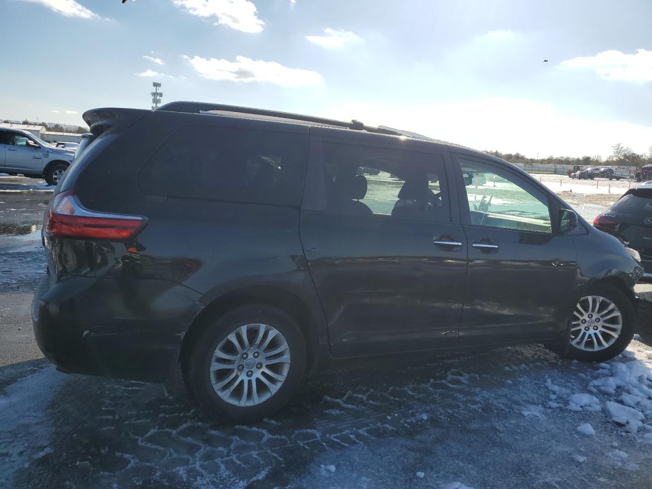 2017 Toyota Sienna VIN 5TDYZ3DC7HS867483 Copart auction photo, front end damage thumbnail 3