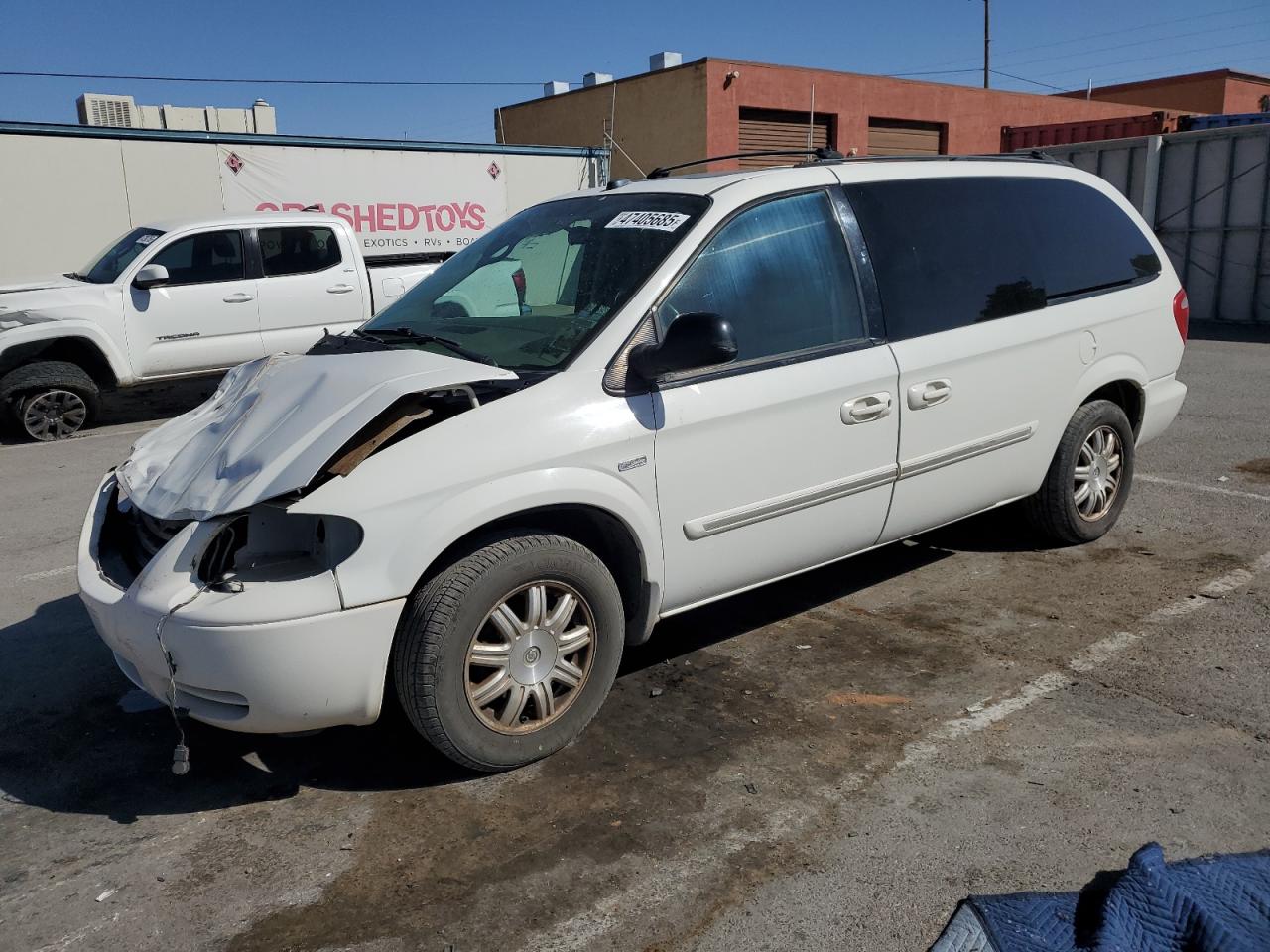 2005 Chrysler Town & Country VIN 2C4GP54L15R395377 - Copart auction photo