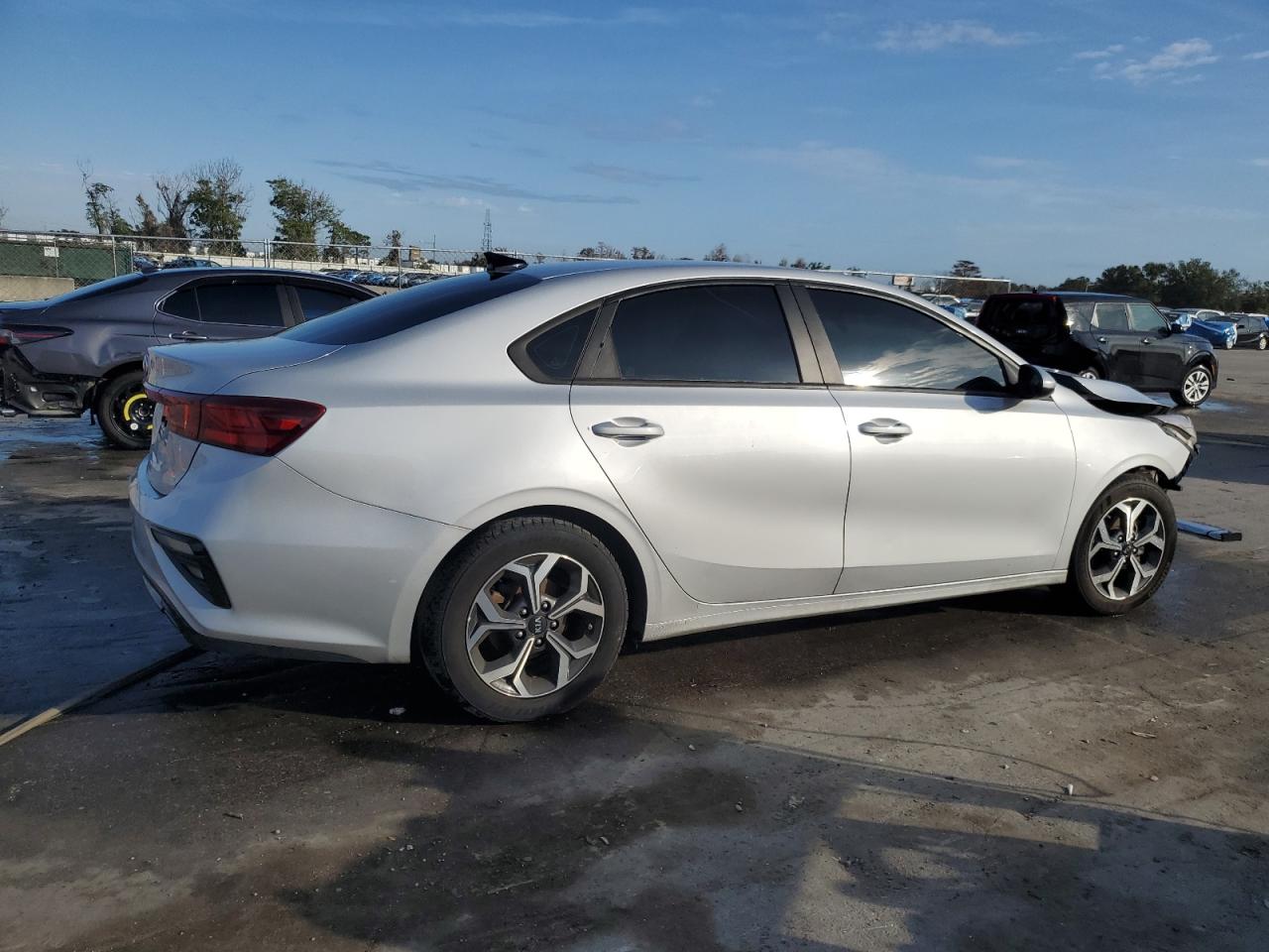 2021 KIA Forte VIN 3KPF24AD1ME309518 Copart auction photo, front end / side damage thumbnail 3