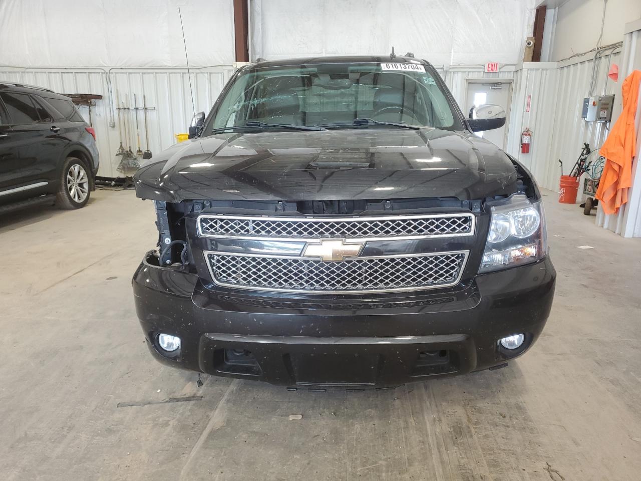 2010 Chevrolet Avalanche VIN 3GNVKGE02AG255335 Copart auction photo, side / front end damage thumbnail 5