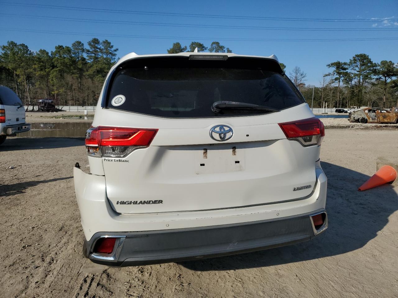 2018 Toyota Highlander VIN 5TDYZRFH2JS238554 Copart auction photo, side damage thumbnail 6
