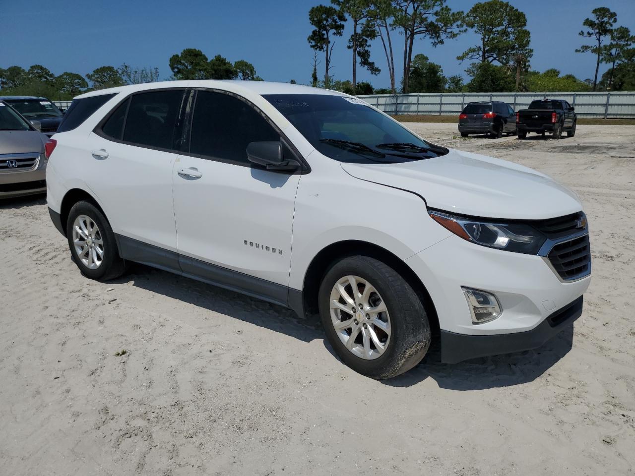 2018 Chevrolet Equinox VIN 2GNAXHEV2J6205323 Copart auction photo, water/flood / hail damage thumbnail 4