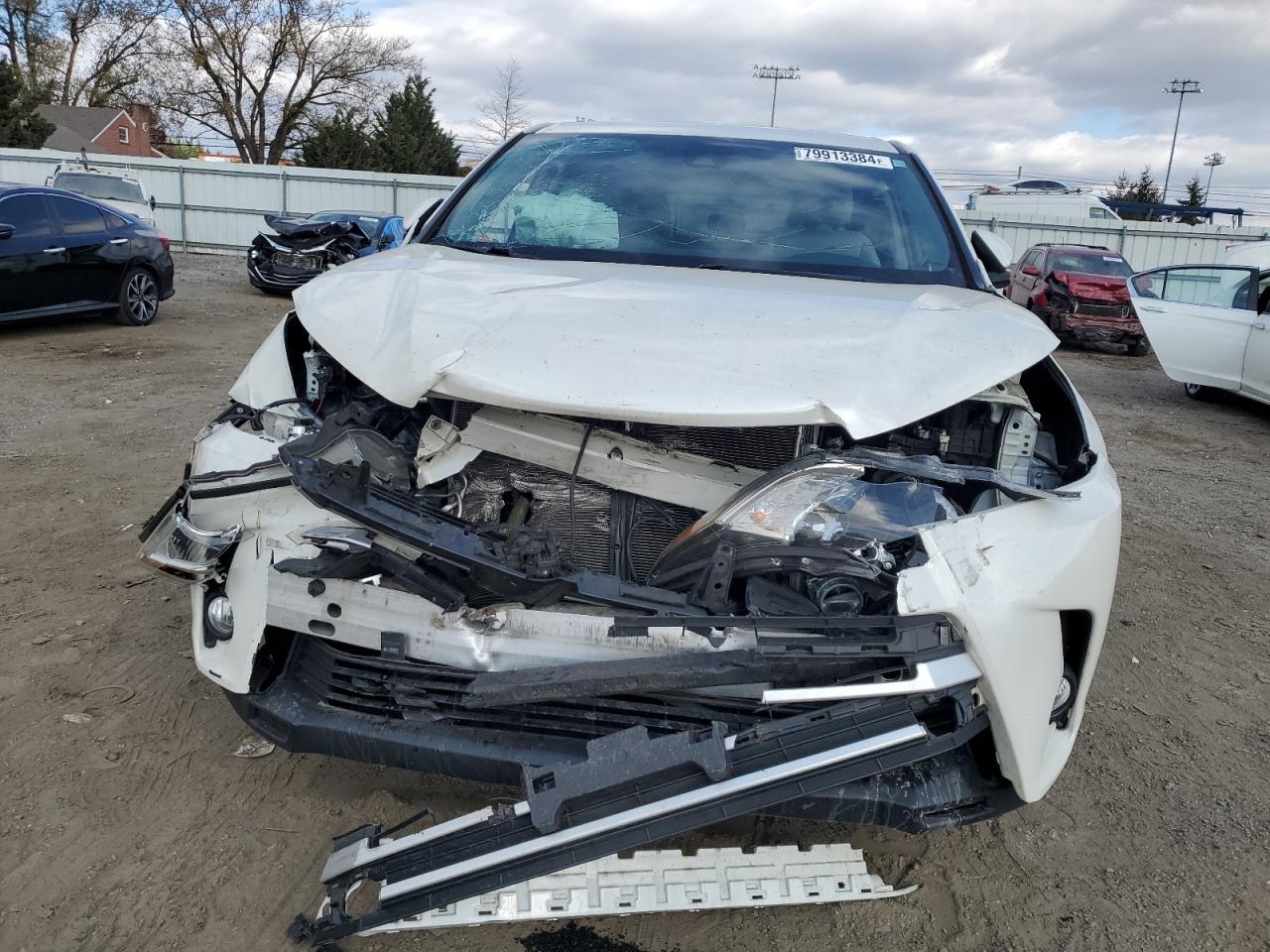2019 Toyota Highlander VIN 5TDBZRFH4KS733104 Copart auction photo, front end / minor dent/scratches damage thumbnail 5