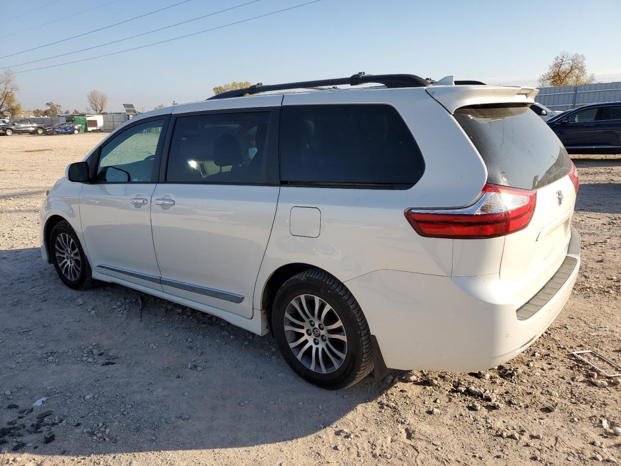 2018 Toyota Sienna VIN 5TDYZ3DC2JS936537 Copart auction photo, undercarriage / minor dent/scratches damage thumbnail 2