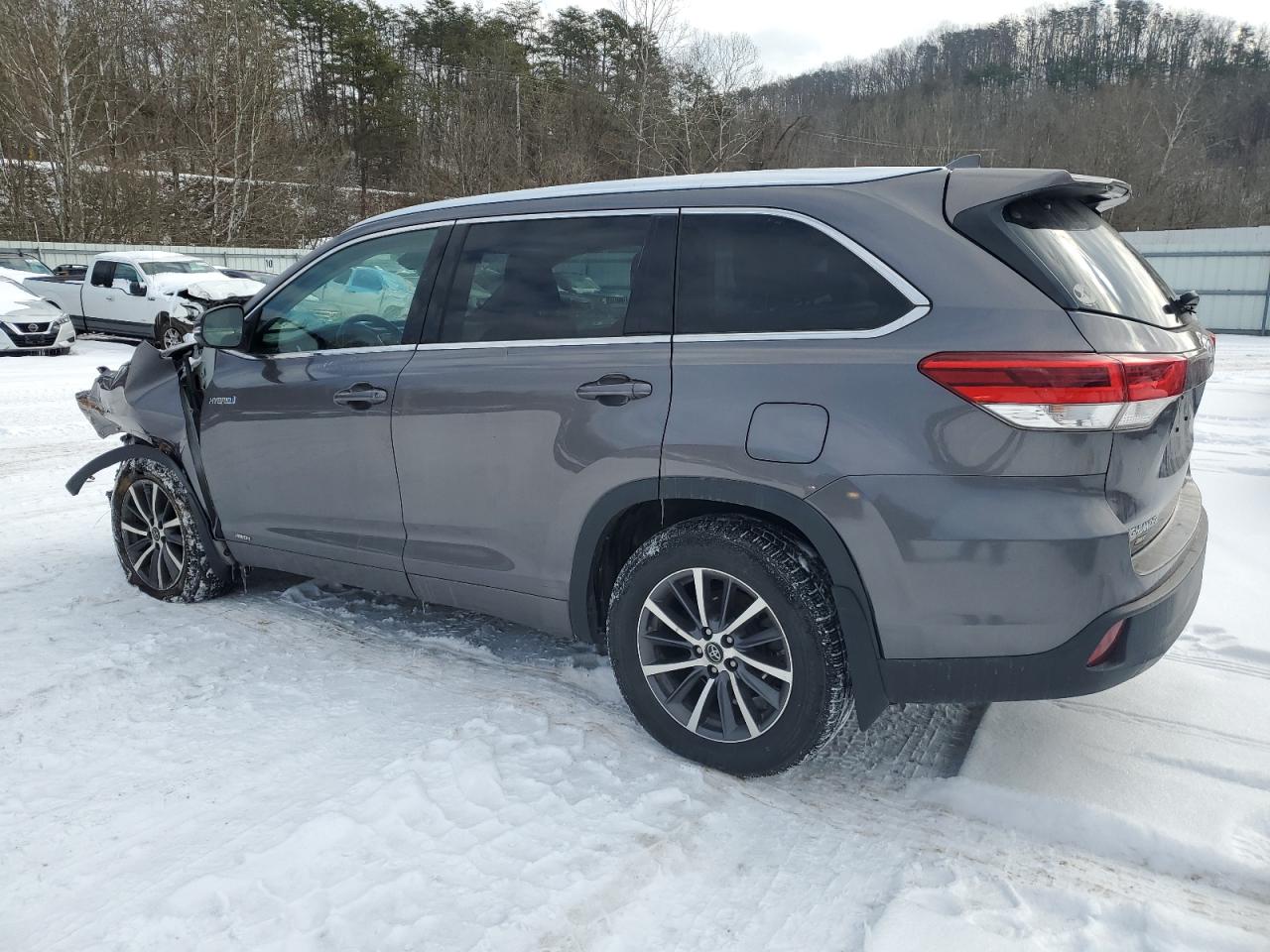 2018 Toyota Highlander VIN 5TDJGRFH1JS038806 Copart auction photo, front end damage thumbnail 2