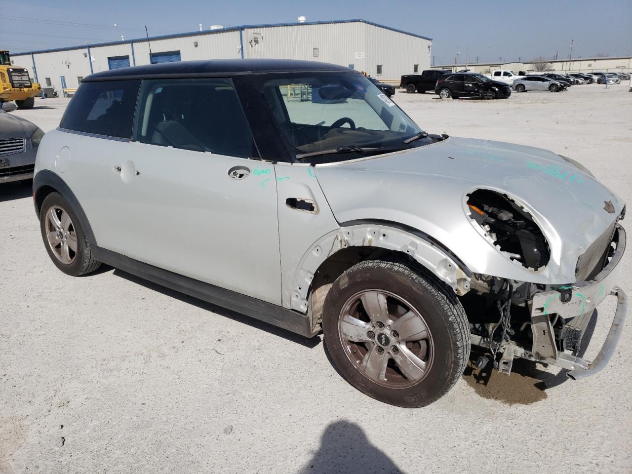 2017 MINI Cooper VIN WMWXP5C31H2F60901 Copart auction photo, front end / minor dent/scratches damage thumbnail 4