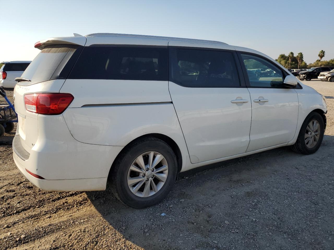2017 KIA Sedona VIN KNDMB5C10H6247072 Copart auction photo, front end / minor dent/scratches damage thumbnail 3