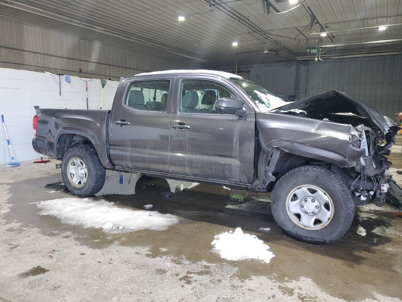 2016 Toyota Tacoma VIN 5TFAX5GN1GX070235 Copart auction photo, front end / minor dent/scratches damage thumbnail 4