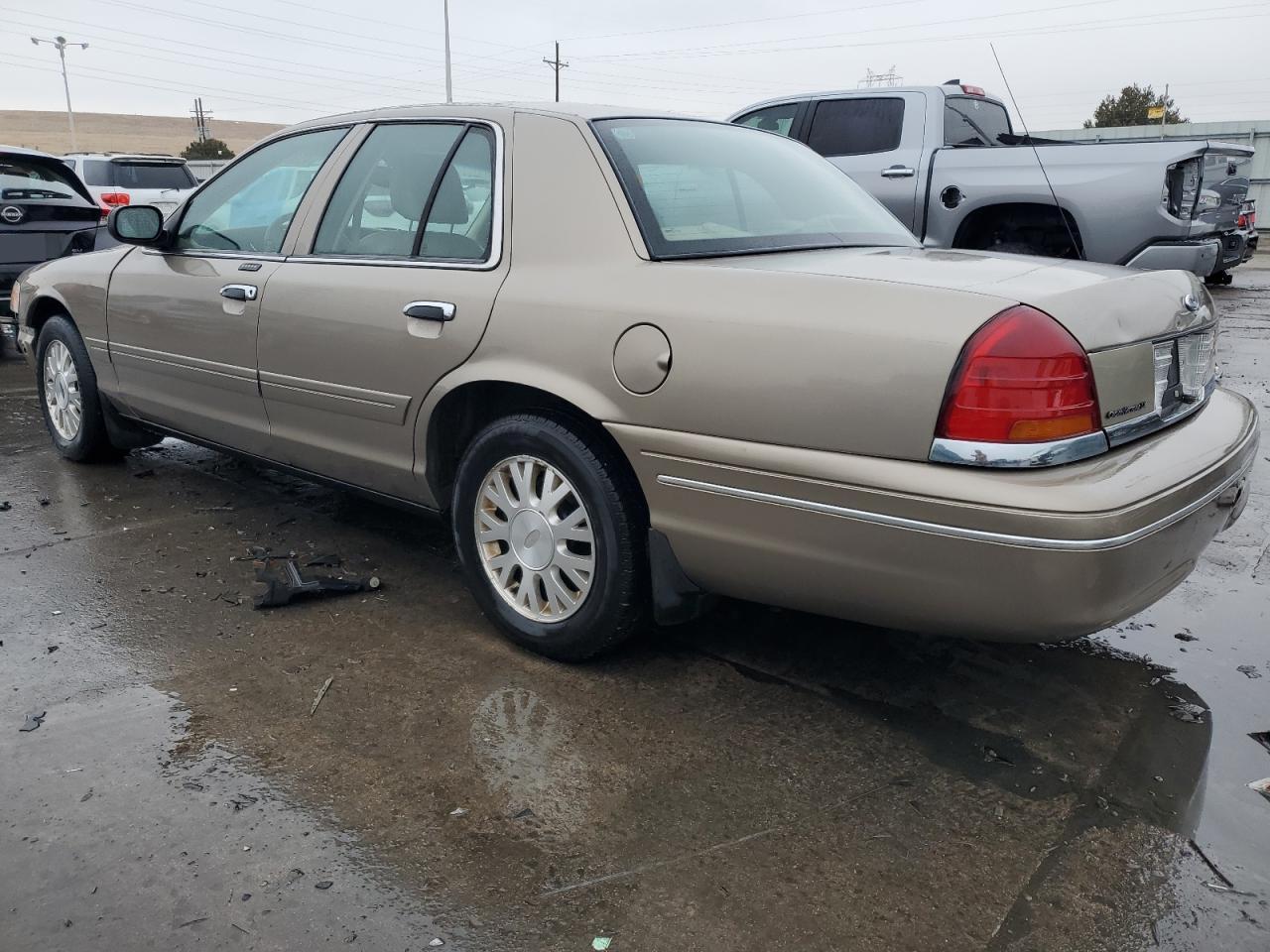 2005 Ford Crown Victoria VIN 2FAFP74W05X122403 Copart auction photo, front end / hail damage thumbnail 2