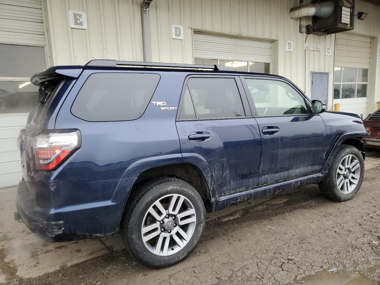 2022 Toyota 4Runner VIN JTESU5JR5N6029517 Copart auction photo, front end / rear end damage thumbnail 3