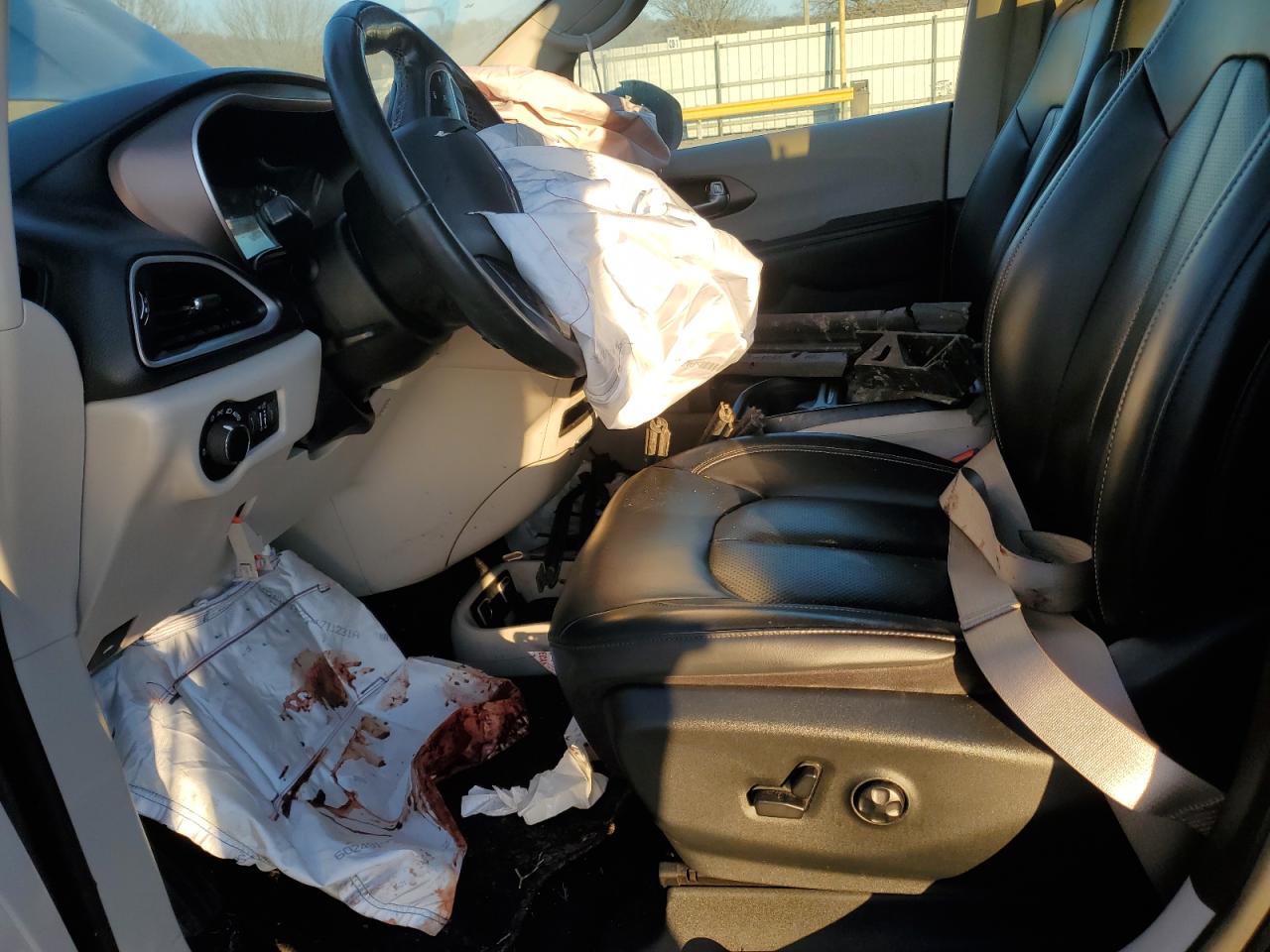 2020 Chrysler Voyager VIN 2C4RC1DG5LR113951 Copart auction photo, biohazard/chemical / all over damage thumbnail 7