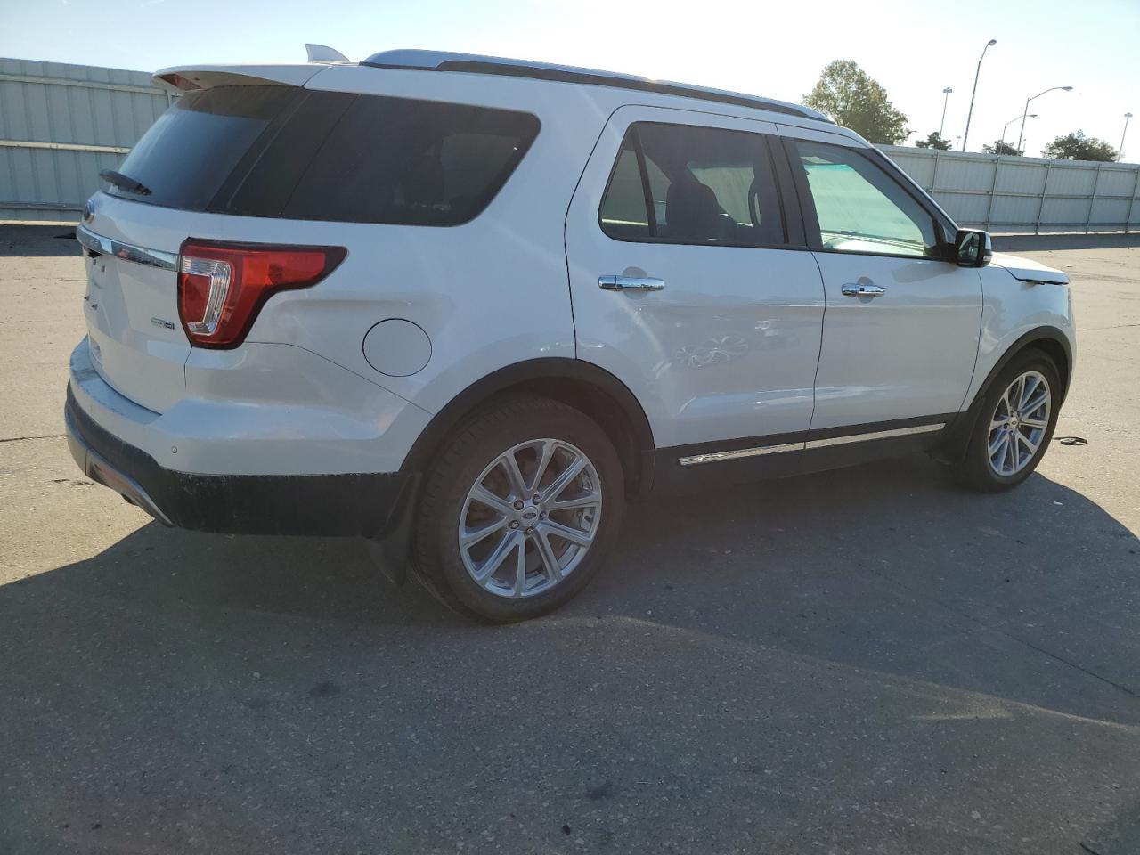 2016 Ford Explorer VIN 1FM5K8F89GGD23908 Copart auction photo, front end / minor dent/scratches damage thumbnail 3