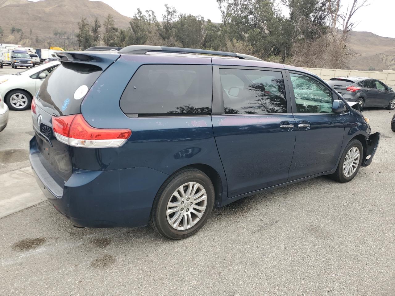 2011 Toyota Sienna VIN 5TDYK3DC9BS126733 Copart auction photo, front end damage thumbnail 3