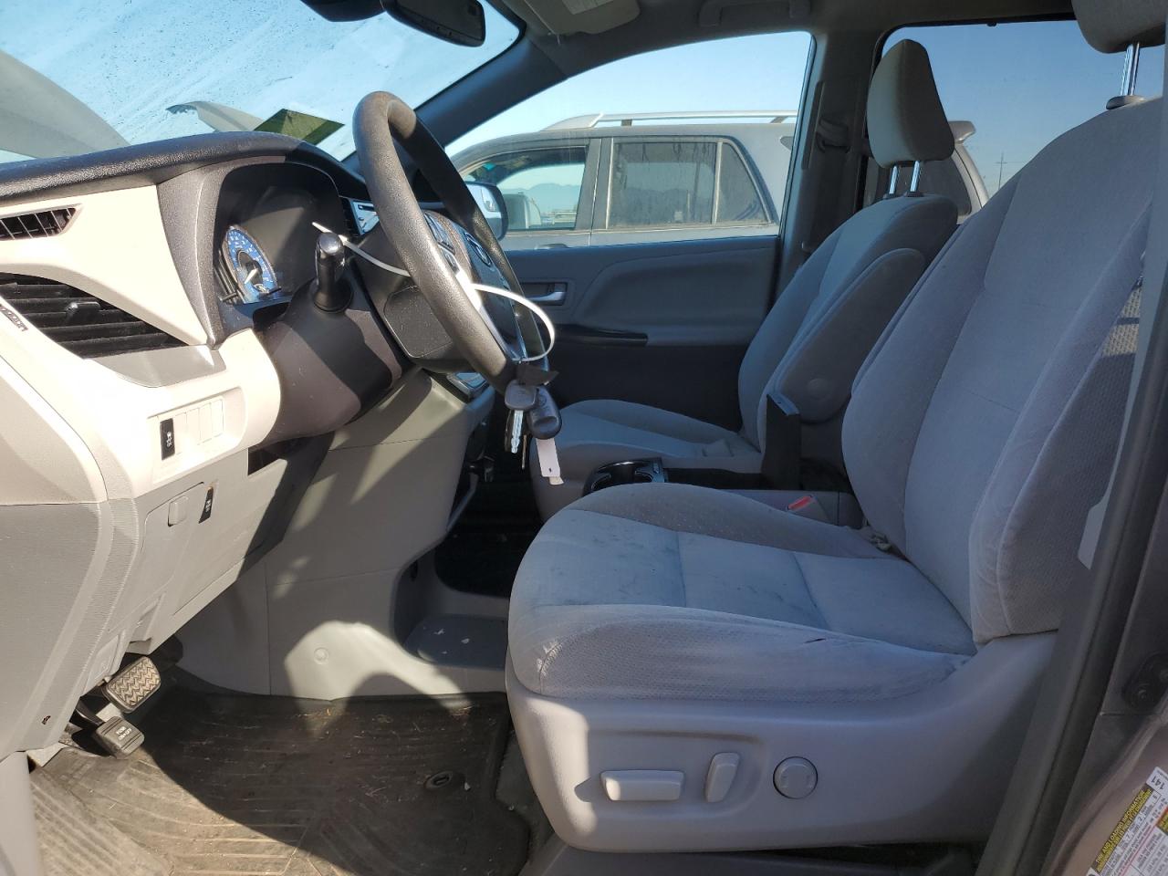 2019 Toyota Sienna VIN 5TDJZ3DC1KS220862 Copart auction photo, water/flood / mechanical damage thumbnail 7