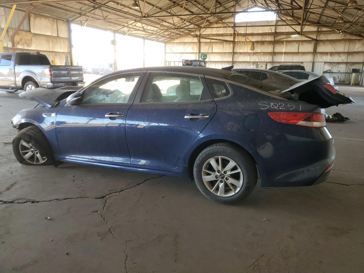 2016 KIA Optima VIN 5XXGT4L33GG032811 Copart auction photo, front end / rear end damage thumbnail 2