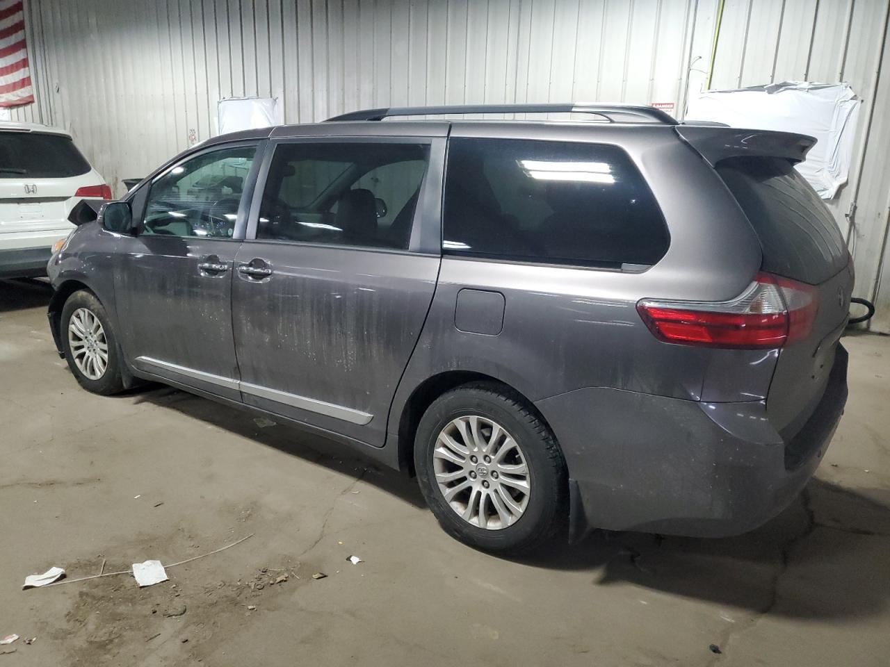 2017 Toyota Sienna VIN 5TDYZ3DC8HS769305 Copart auction photo, front end damage thumbnail 2
