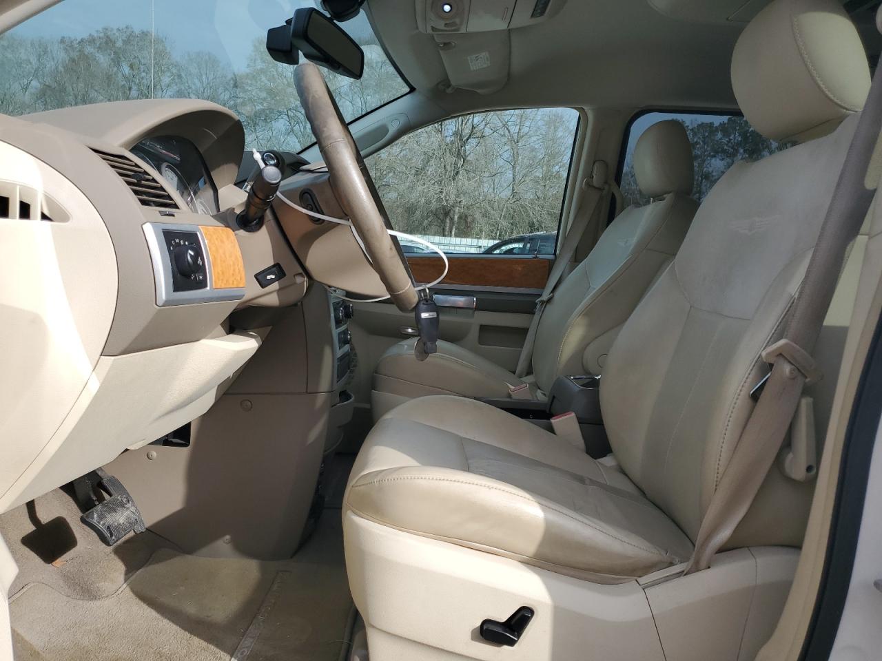 2010 Chrysler Town & Country VIN 2A4RR6DXXAR149041 Copart auction photo, front end / minor dent/scratches damage thumbnail 7