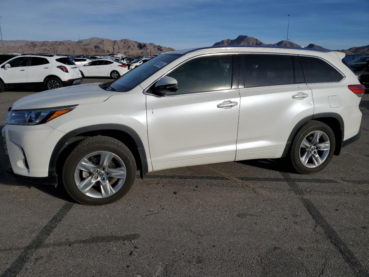 2018 Toyota Highlander VIN 5TDDZRFH6JS824320