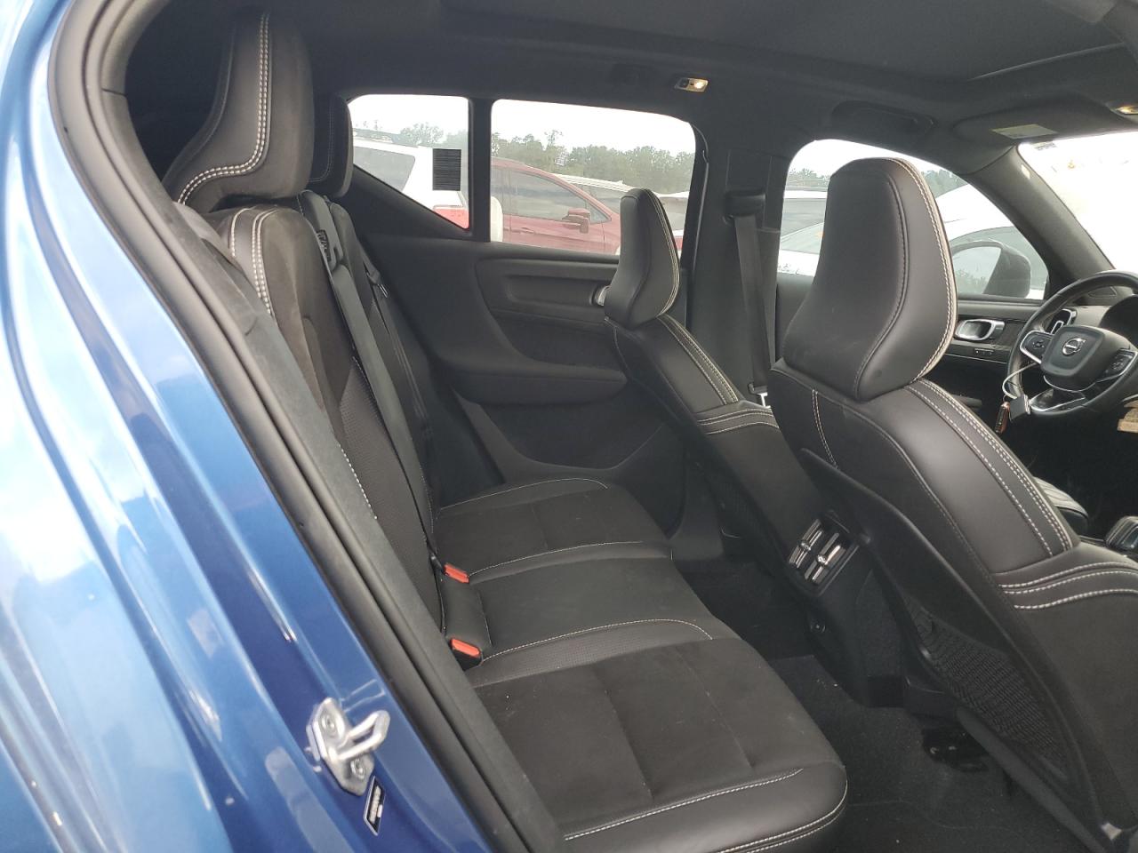2021 Volvo XC40 VIN YV4162UM0M2467891 Copart auction photo, water/flood damage thumbnail 11