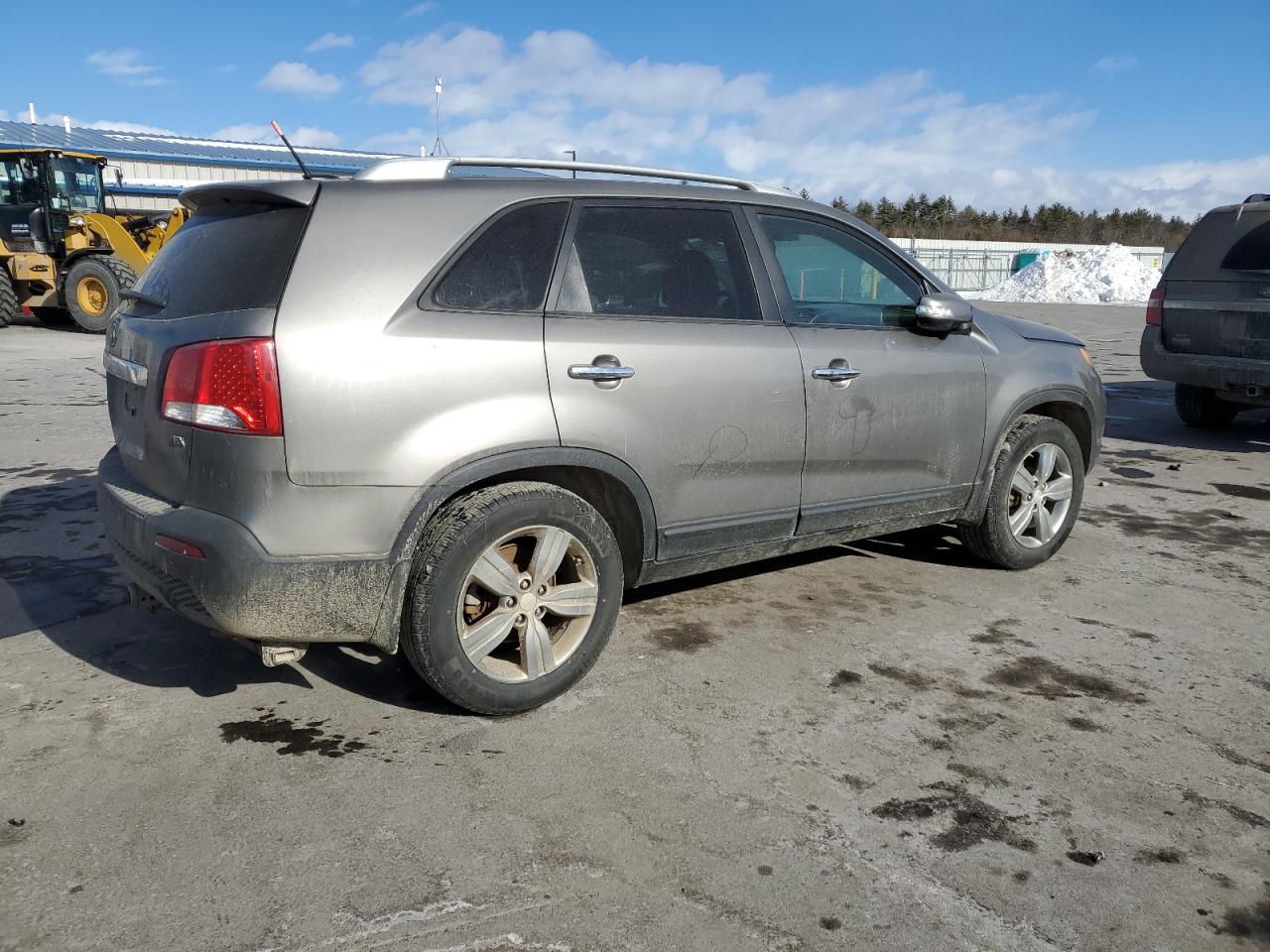 2013 KIA Sorento VIN 5XYKU3A67DG346001 Copart auction photo, front end damage thumbnail 3