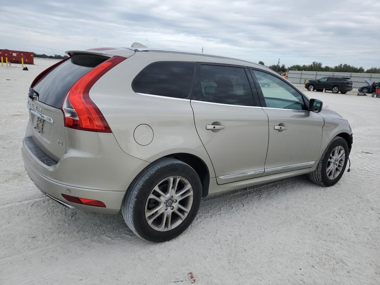 2016 Volvo XC60 VIN YV440MDK4G2805645 Copart auction photo, front end damage thumbnail 3