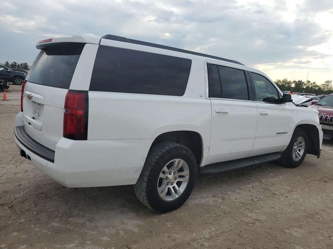 2020 Chevrolet Suburban VIN 1GNSCHKC6LR103064 Copart auction photo, front end / side damage thumbnail 3