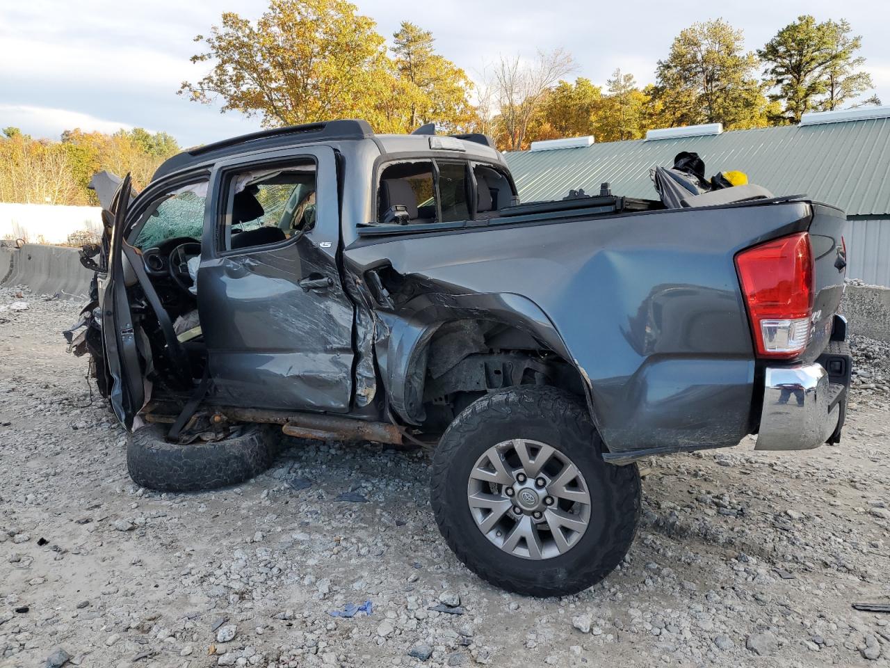 2017 Toyota Tacoma VIN 3TMCZ5AN2HM049574 Copart auction photo, front end / side damage thumbnail 2