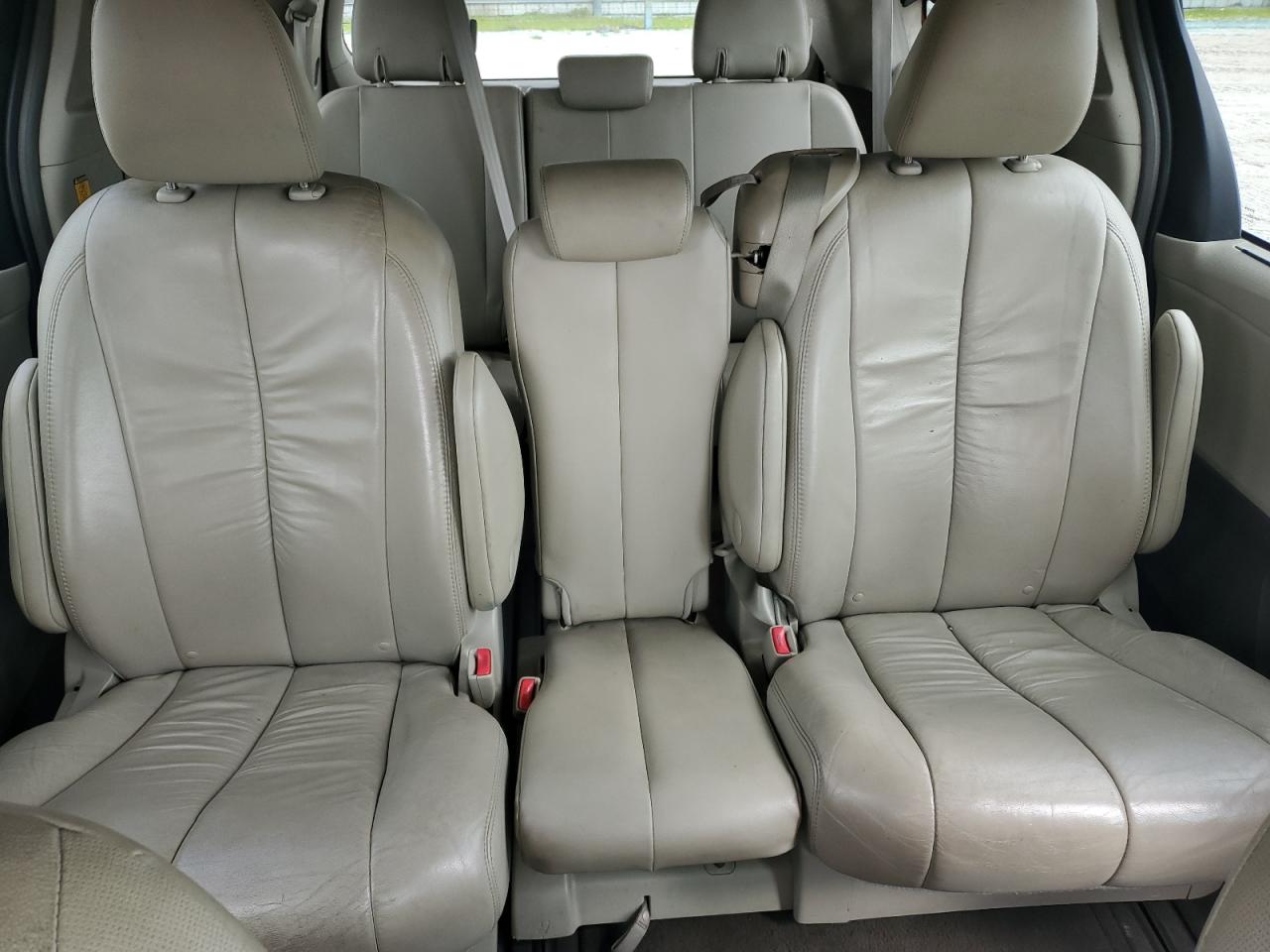 2011 Toyota Sienna VIN 5TDYK3DC1BS155935 Copart auction photo, mechanical / minor dent/scratches damage thumbnail 10