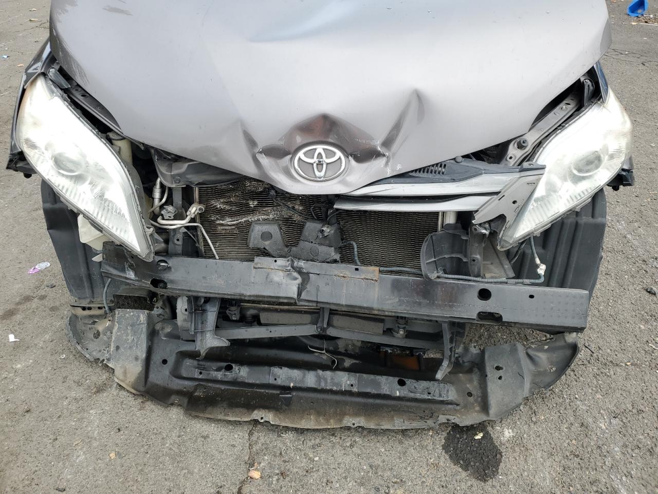 2013 Toyota Sienna VIN 5TDYK3DCXDS333764 Copart auction photo, front end damage thumbnail 13