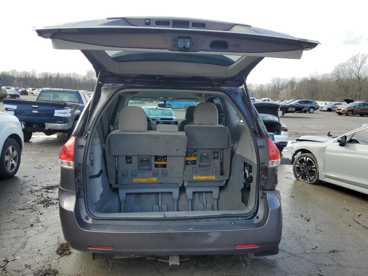 2011 Toyota Sienna VIN 5TDKK3DC9BS123403 Copart auction photo, side / rear end damage thumbnail 6