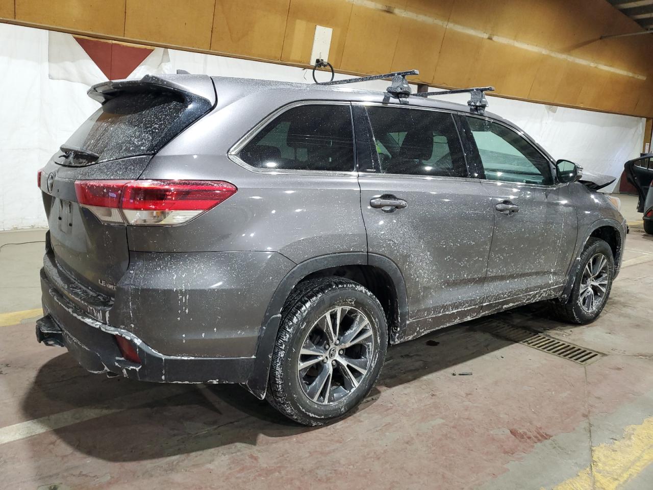 2018 Toyota Highlander VIN 5TDBZRFH1JS823759 Copart auction photo, front end / minor dent/scratches damage thumbnail 3