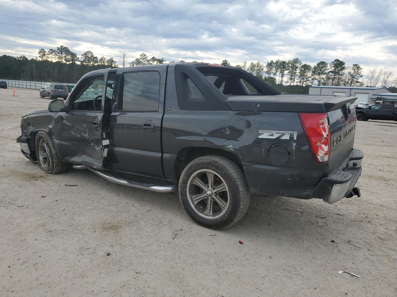 2005 Chevrolet Avalanche VIN 3GNEK12Z45G101263 Copart auction photo, all over damage thumbnail 2