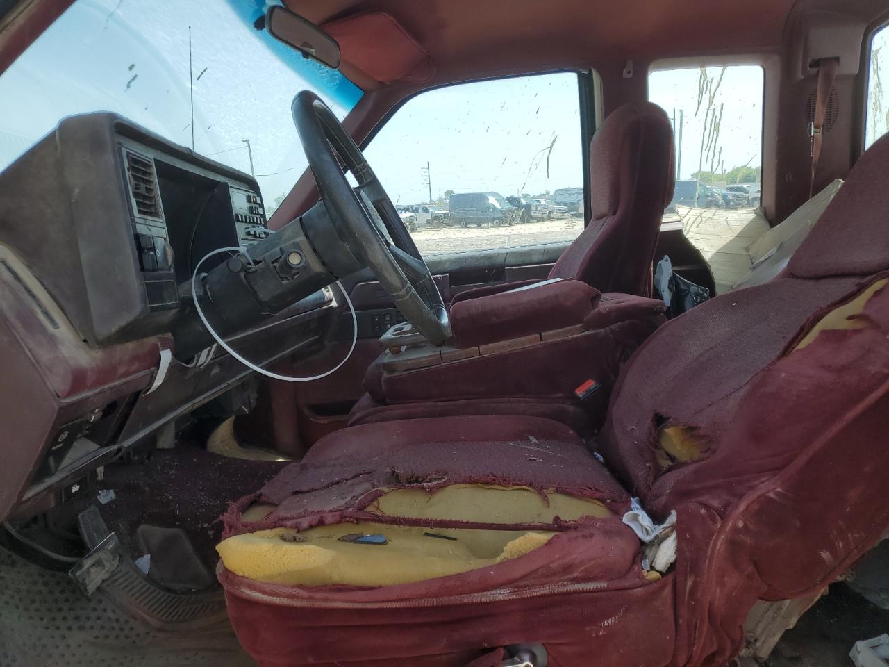1988 Chevrolet GMT-400 VIN 2GCFC29K2J1259192 Copart auction photo, front end / side damage thumbnail 7