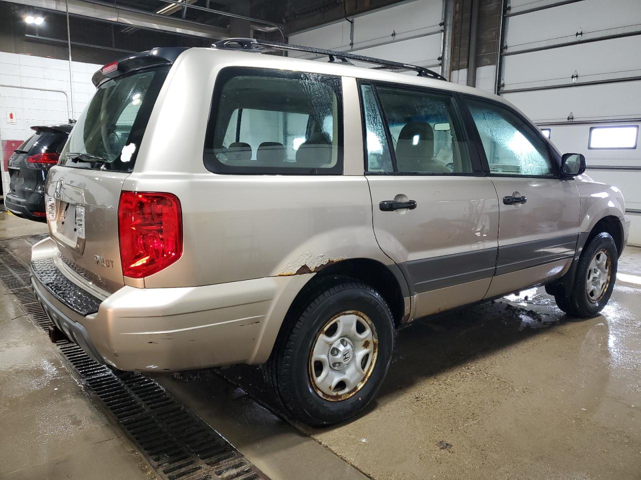 2004 Honda Pilot VIN 2HKYF18174H580649 Copart auction photo, minor dent/scratches damage thumbnail 3