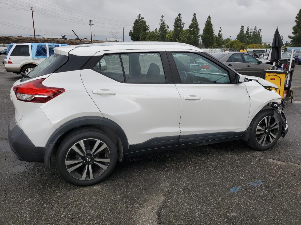 2020 Nissan Kicks VIN 3N1CP5CV3LL503366 Copart auction photo, front end / side damage thumbnail 3