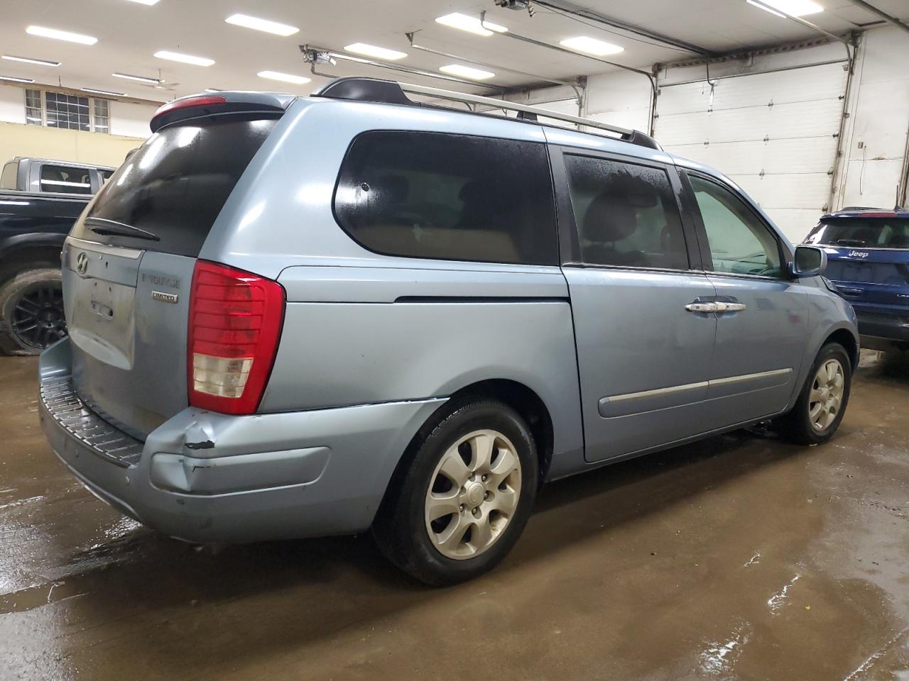 2008 Hyundai Entourage VIN KNDMC233086054448 Copart auction photo, front end / minor dent/scratches damage thumbnail 3