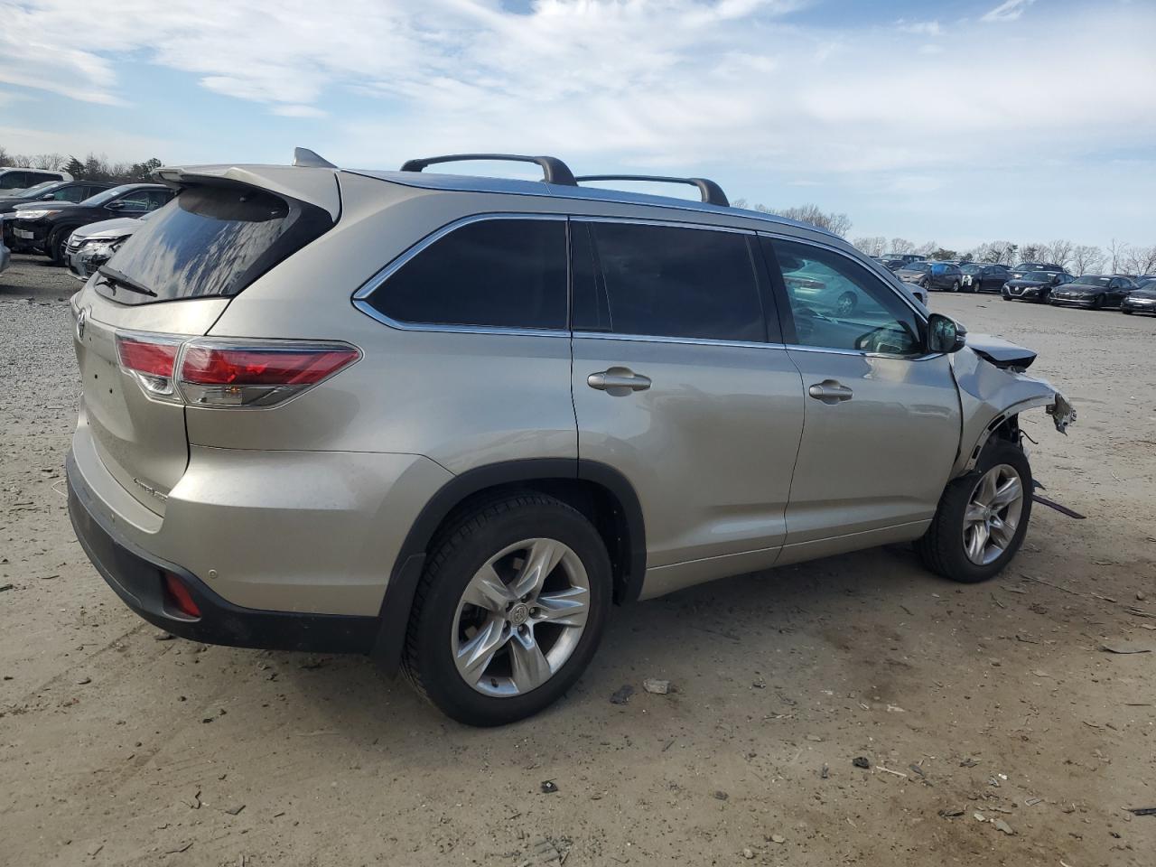 2015 Toyota Highlander VIN 5TDDKRFH8FS157732 Copart auction photo, front end / minor dent/scratches damage thumbnail 3