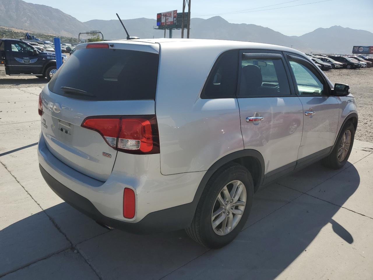 2015 KIA Sorento VIN 5XYKT3A61FG593908 Copart auction photo, front end / minor dent/scratches damage thumbnail 3