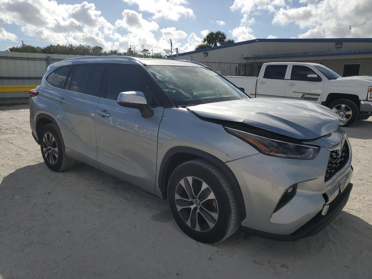 2021 Toyota Highlander VIN 5TDGZRAHXMS058228 Copart auction photo, front end / minor dent/scratches damage thumbnail 4