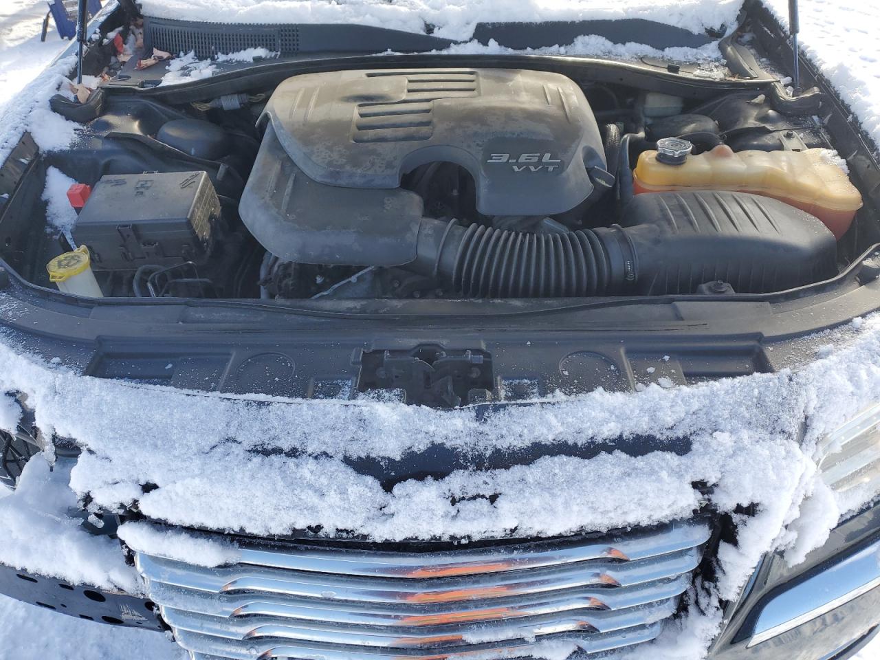 2014 Chrysler 300 VIN 2C3CCARG8EH260518 Copart auction photo, front end / minor dent/scratches damage thumbnail 11