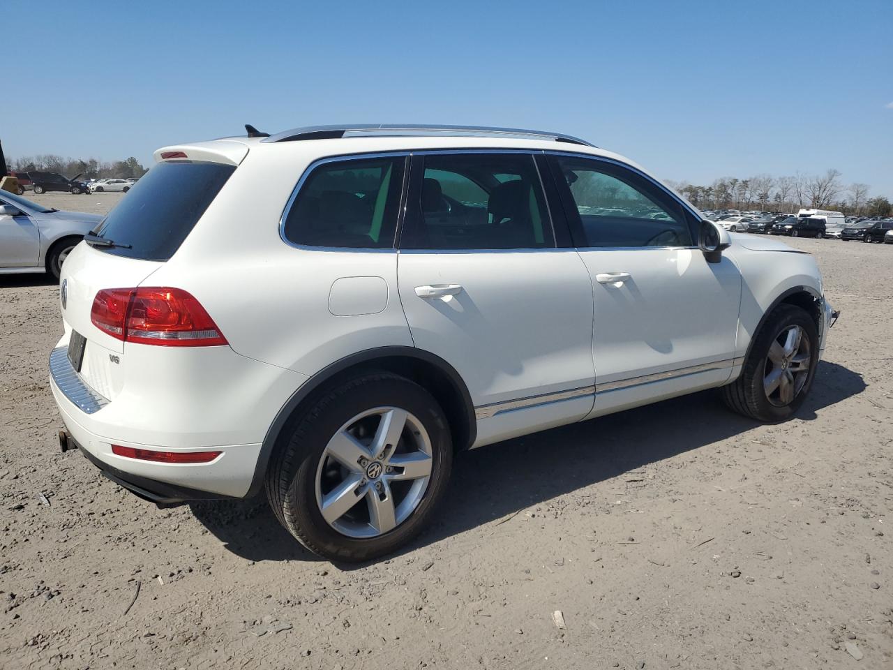 2014 Volkswagen Touareg VIN WVGEF9BP7ED001211 Copart auction photo, front end / minor dent/scratches damage thumbnail 3