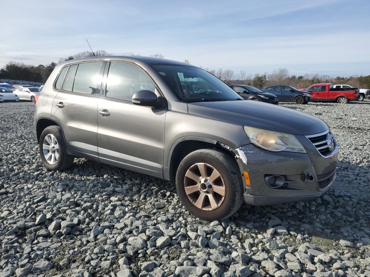 2010 Volkswagen Tiguan VIN WVGAV7AX1AW529008 Copart auction photo, front end / side damage thumbnail 4